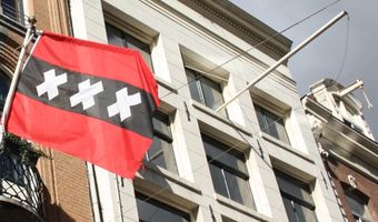 Café Scheltema ontvangt Jubileumpenning Amsterdam