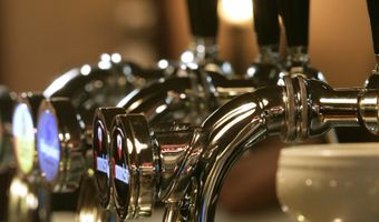 Jarig café geeft bier gratis weg