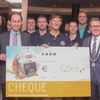 KNRM ontvangt cheque van het Radisson Blu Palace Hotel