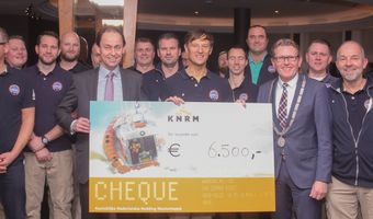 KNRM ontvangt cheque van het Radisson Blu Palace Hotel