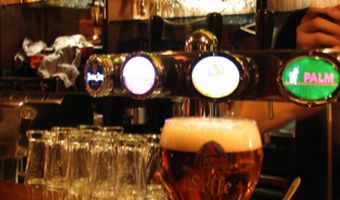 Zanger van Bløf koopt café annex B&B