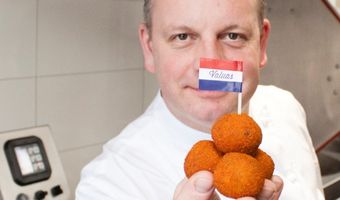 Restaurant Valuas Venlo ontwikkelt knaloranje vegetarische Koningsbitterbal