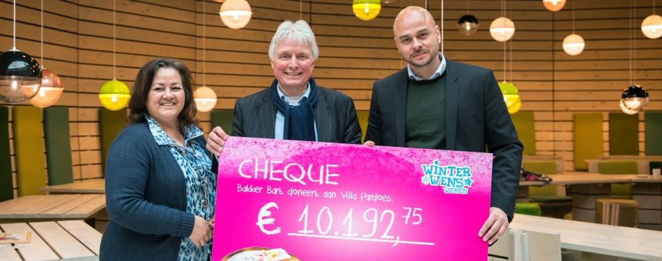 Bakker Bart overhandigt cheque aan Villa Pardoes