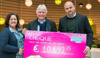 Bakker Bart overhandigt cheque aan Villa Pardoes