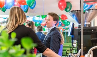 Carlton President viert heropening zalen