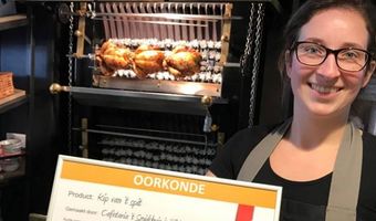 Gouden kippen bij cafetaria Smidshuis in Rijsbergen