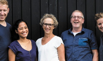 Bubbelen met uitzicht op grazende pinken