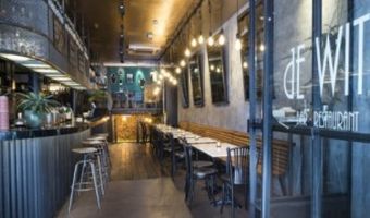 Topvlees van de houtskoolgrill bij de With