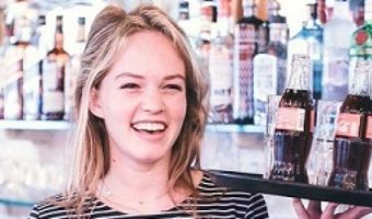 Horecapersoneel gaat strijd met elkaar aan tijdens De Rotterdamse Kelnerrace