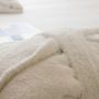 Video: IJsbeer haalt hotel in Spitsbergen overhoop