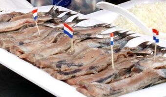 Eerste vaatje Hollandse Nieuwe levert 78.000 euro op