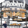 Robèrt van Beckhoven opent bakkerij en kiosk in winkelcentrum