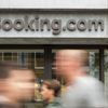 Booking.com stapt in taxibranche