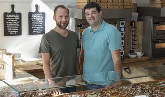Herman Hell en Hugo Kruijssen nemen vestigingen SUGO Pizza over
