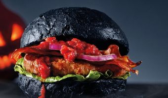 Zwarte burgers tijdens Halloween