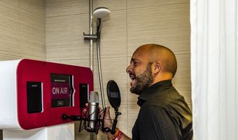 Zingen onder de hoteldouche