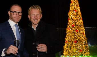 Dirk Kuijt ontsteekt verlichting kerstboom Grand Hotel Huis ter Duin