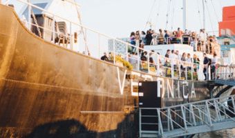 Café/restaurant opent in Veronicaschip aan de NDSM-werf