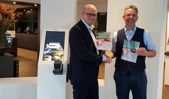 René Eijsink neemt gepersonaliseerd boek in ontvangst