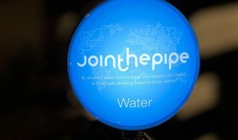 Hilton The Hague bant single-use plastic waterflesjes