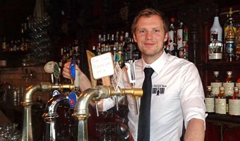 Interview: ''In dit café is de beroemde rode ster van Heineken ontworpen''