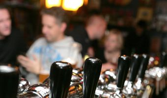 Limburgse carnavalsvierder dineert uitgebreid, Brabander gaat voor gemak