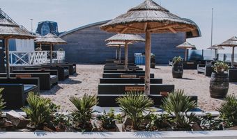 Deze beachclub is nu al klaar voor het nieuwe strandseizoen