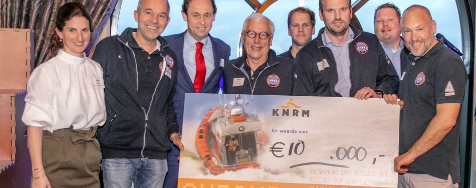 KNRM Noordwijk ontvangt cheque van het Radisson Blu Palace Hotel