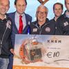 KNRM Noordwijk ontvangt cheque van het Radisson Blu Palace Hotel