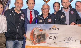 KNRM Noordwijk ontvangt cheque van het Radisson Blu Palace Hotel