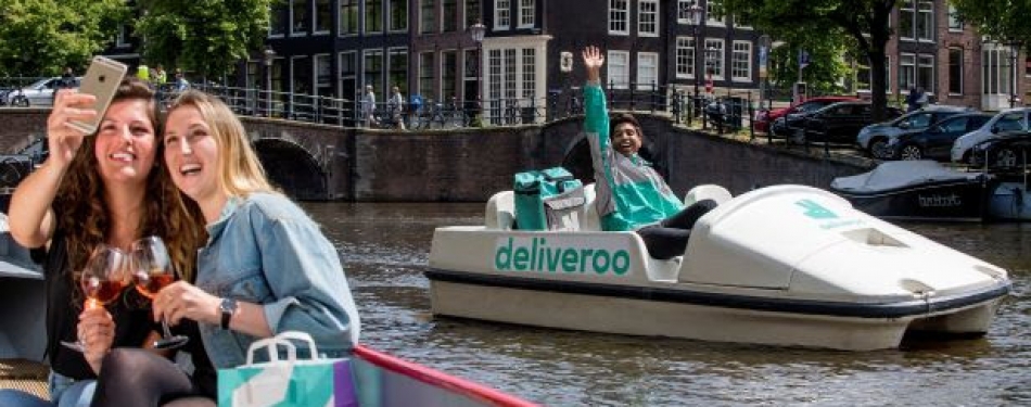 Deliveroo bezorgt maaltijden met waterfiets