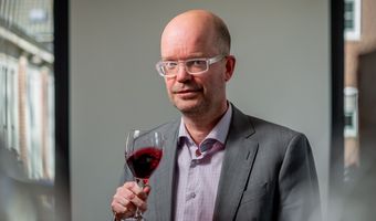 Waarom toch die lange wijnverhalen aan tafel?