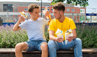 Bram Ladage feliciteert alle geslaagden met puntzak voor 1 euro