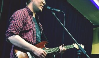 Café organiseert 'heliumkaraoke', zodat iedereen Gerard Joling kan imiteren