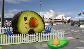 Booking.com creëert de Avo-Condo, ‘s werelds eerste avocado-vormige accommodatie