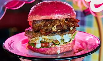 Roze burgers ter ere van Pride Amsterdam