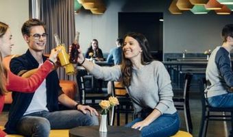 a&o Hostels biedt gasten gratis drankje aan in plaats van kamerschoonmaak