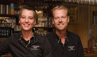 Dit stel bouwde een lunchroom en B&B in een modern kasteel
