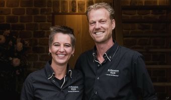 Dit stel bouwde een B&B en lunchroom in een modern kasteel