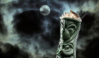 Griezelen bij De Beren: speciale Halloween cocktail met meelwormen en sprinkhanen