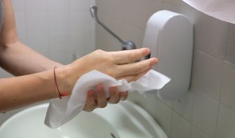 Papieren handdoeken in toiletten om de hoogste hygiënenormen te handhaven