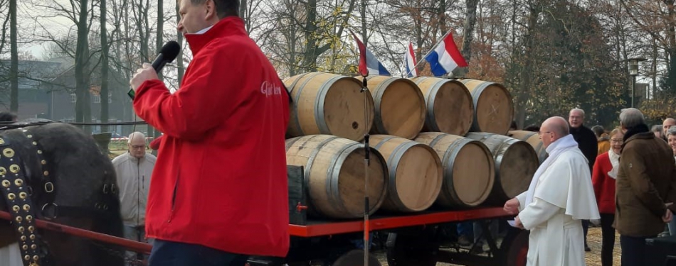 Bierfans halen abdijbier persoonlijk op