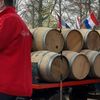 Bierfans halen abdijbier persoonlijk op