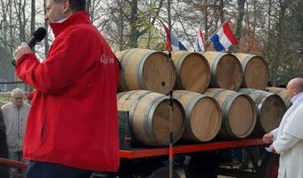 Bierfans halen abdijbier persoonlijk op