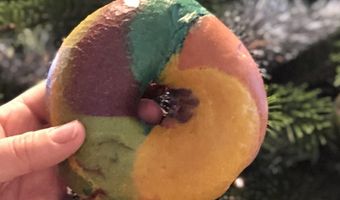 Speciale kleurrijke Christmas Bagel bij Bagels & Beans