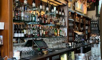 Interview:  op bezoek bij het iconische Café Hoppe in Amsterdam