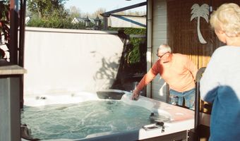 Op bezoek bij een unieke B&B op een naturistencamping