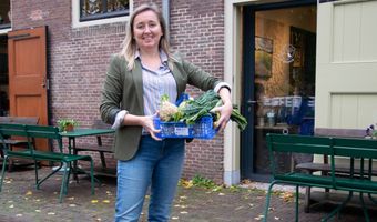 Van fietskar naar bomvol restaurant
