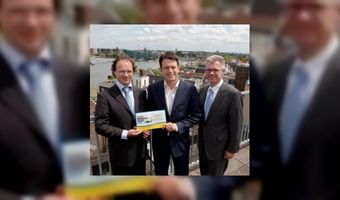 Amrâth Amsterdam neemt award in ontvangst