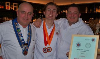 Mart Oude Luttikhuis wint kookwedstrijd Jeunes Chefs Rôtisseurs
